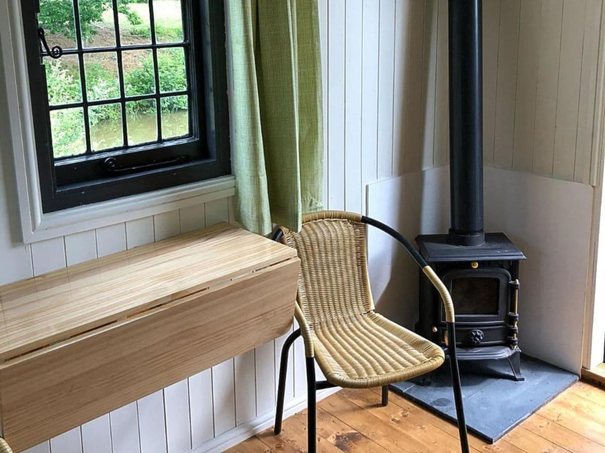 Snug & Secluded Lakeside Shepherds Hut 'Carp' 어크필드 외부 사진