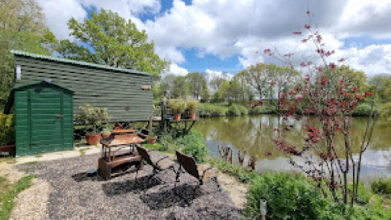 Snug & Secluded Lakeside Shepherds Hut 'Carp' 어크필드 외부 사진