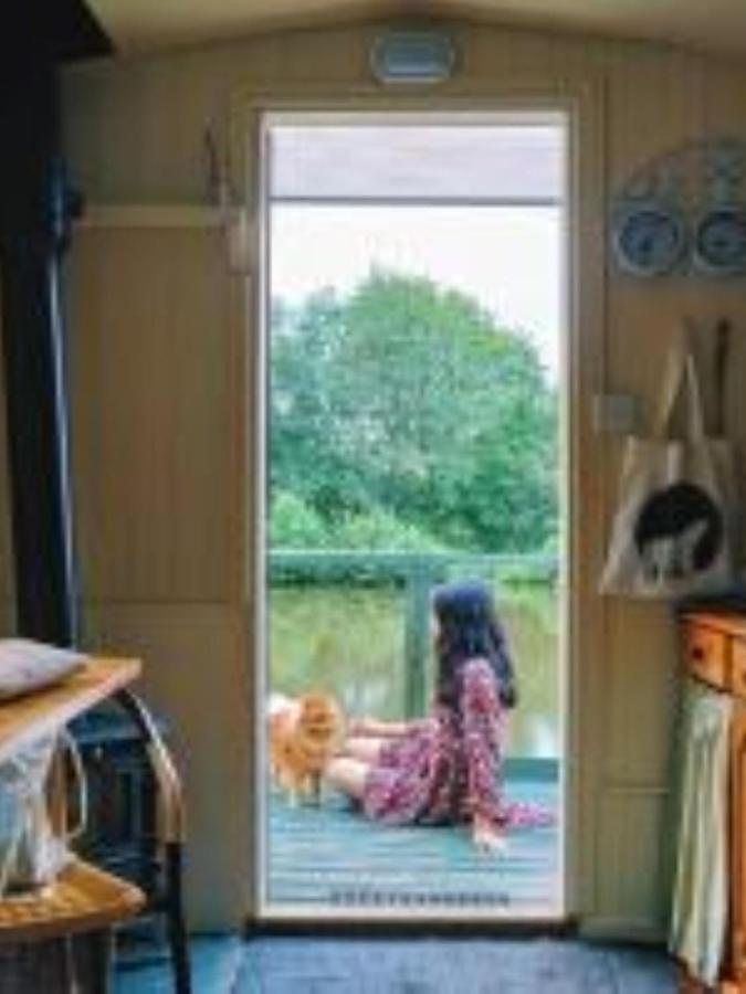 Snug & Secluded Lakeside Shepherds Hut 'Carp' 어크필드 외부 사진