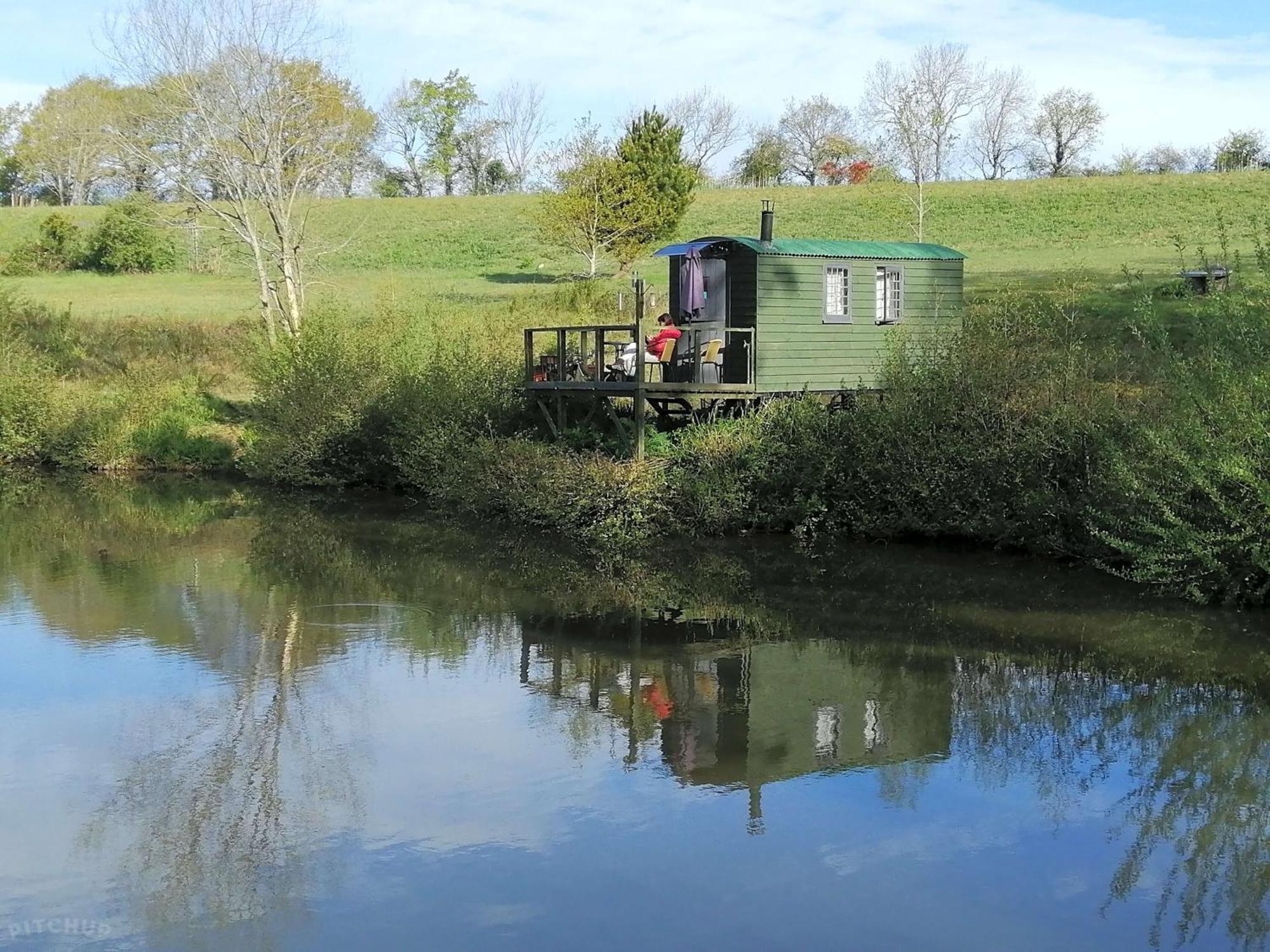Snug & Secluded Lakeside Shepherds Hut 'Carp' 어크필드 외부 사진