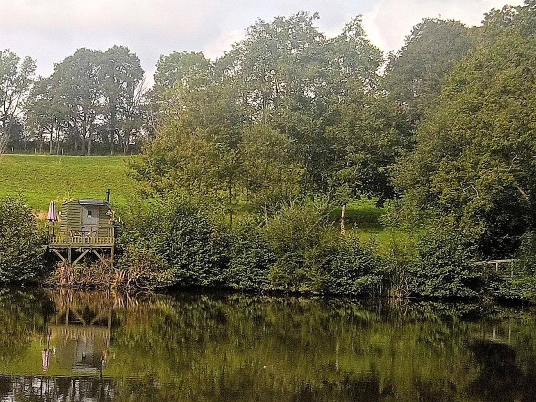 Snug & Secluded Lakeside Shepherds Hut 'Carp' 어크필드 외부 사진